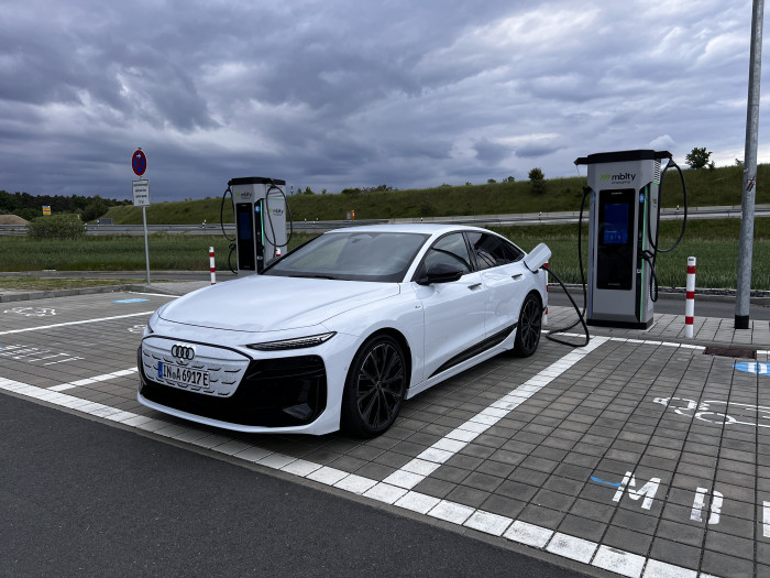 Ladekabel benötigen eine Halterung, um nicht auf dem Boden zu schleifen. (Bild: Dirk Kunde)